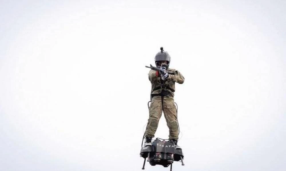 Ιπτάμενοι και ζόρικοι! Flyboard Air: προσαρμοσμένα «αεροσκάφη» για προχωρημένους στρατούς